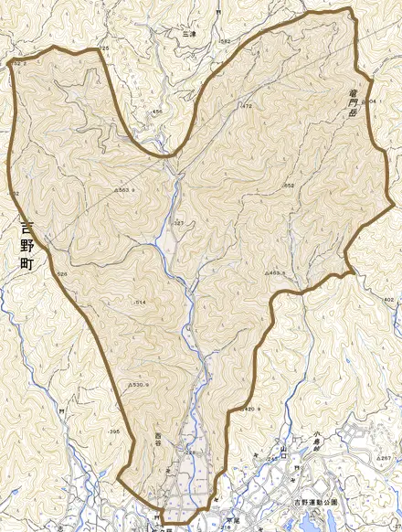 大字西谷とその周辺の地図。町の範囲を重ねている