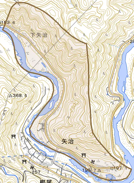大字矢治とその周辺の地図。町の範囲を重ねている