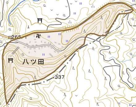 八ツ田とその周辺の地図。町の範囲を重ねている