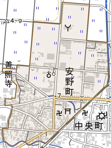 安野町とその周辺の地図。町の範囲を重ねている
