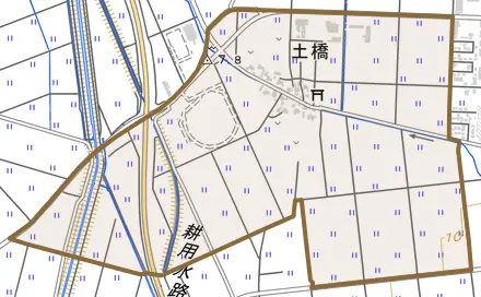 土橋とその周辺の地図。町の範囲を重ねている