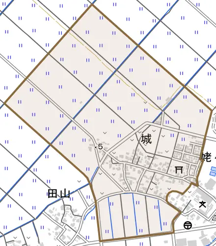 城とその周辺の地図。町の範囲を重ねている