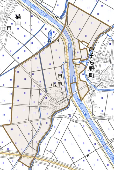 小里とその周辺の地図。町の範囲を重ねている