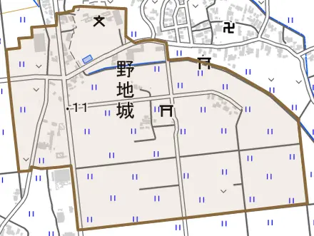 野地城とその周辺の地図。町の範囲を重ねている