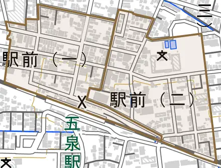 駅前とその周辺の地図。町の範囲を重ねている