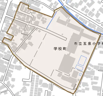 学校町とその周辺の地図。町の範囲を重ねている