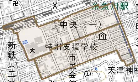 中央とその周辺の地図。町の範囲を重ねている