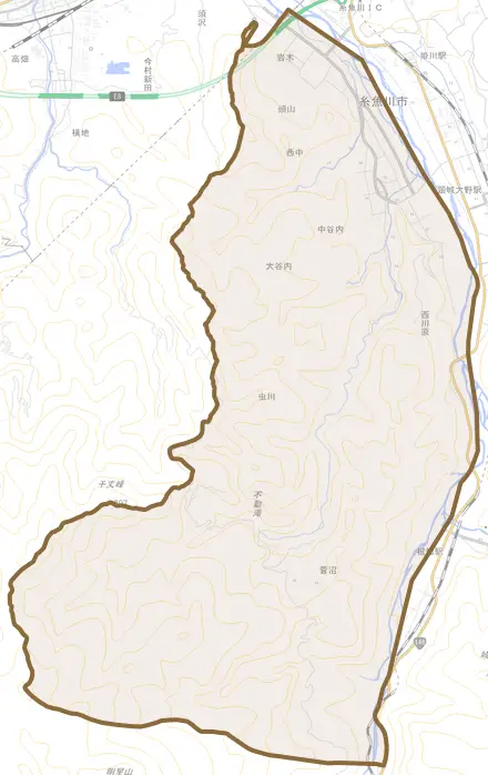 大字岩木とその周辺の地図。町の範囲を重ねている