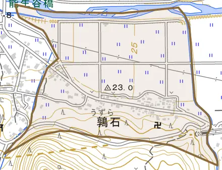 大字鶉石とその周辺の地図。町の範囲を重ねている