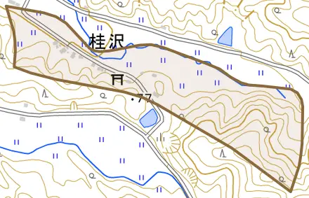 大字桂沢とその周辺の地図。町の範囲を重ねている