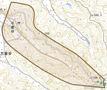 大字小釜谷とその周辺の地図。町の範囲を重ねている