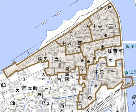 中央とその周辺の地図。町の範囲を重ねている