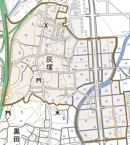大字灰塚とその周辺の地図。町の範囲を重ねている