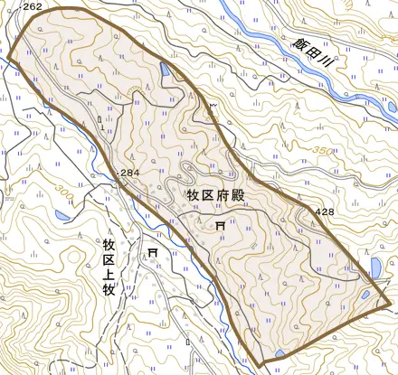 牧区府殿とその周辺の地図。町の範囲を重ねている
