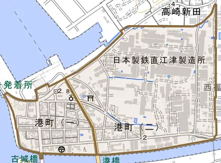 港町とその周辺の地図。町の範囲を重ねている
