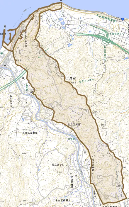 名立区名立小泊とその周辺の地図。町の範囲を重ねている
