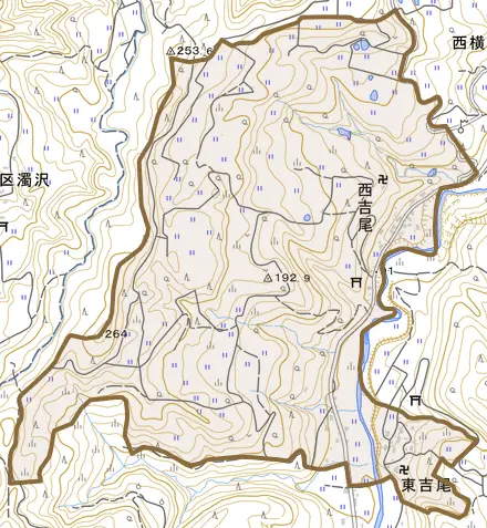 大字西吉尾とその周辺の地図。町の範囲を重ねている
