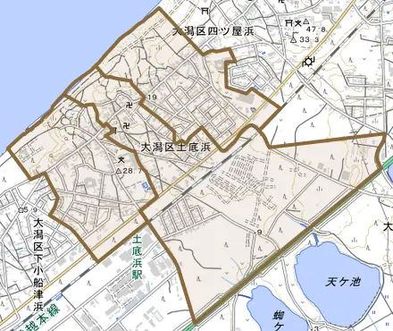 大潟区土底浜とその周辺の地図。町の範囲を重ねている