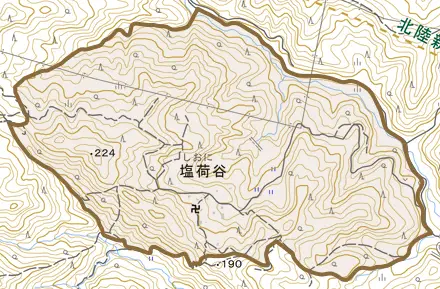 大字塩荷谷とその周辺の地図。町の範囲を重ねている