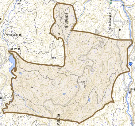安塚区戸沢とその周辺の地図。町の範囲を重ねている