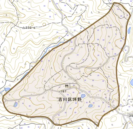 吉川区坪野とその周辺の地図。町の範囲を重ねている