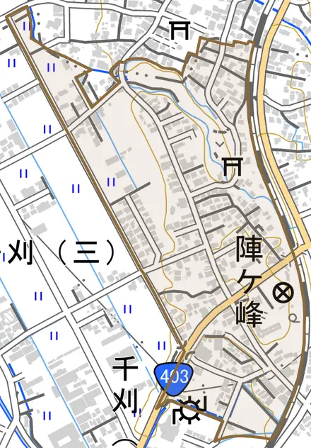 陣ケ峰とその周辺の地図。町の範囲を重ねている