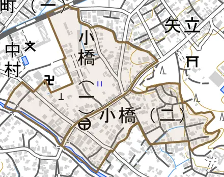 小橋とその周辺の地図。町の範囲を重ねている