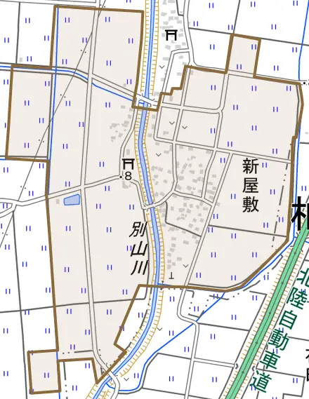 大字新屋敷とその周辺の地図。町の範囲を重ねている