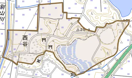 大字西谷とその周辺の地図。町の範囲を重ねている