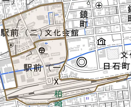 駅前とその周辺の地図。町の範囲を重ねている