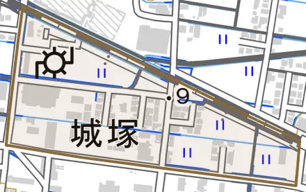 城塚とその周辺の地図。町の範囲を重ねている