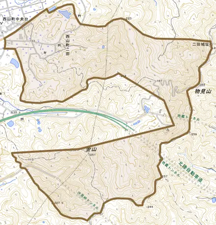 西山町二田とその周辺の地図。町の範囲を重ねている