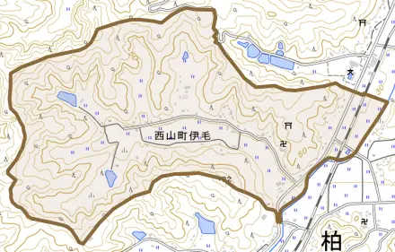 西山町伊毛とその周辺の地図。町の範囲を重ねている