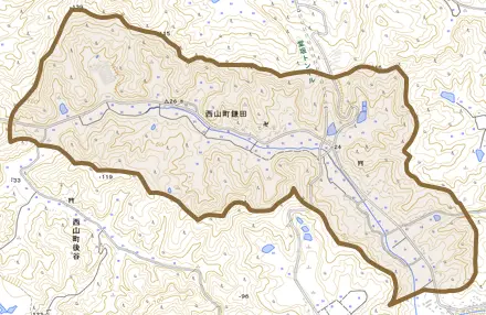 西山町鎌田とその周辺の地図。町の範囲を重ねている