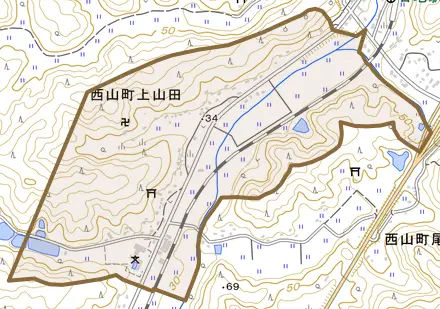 西山町上山田とその周辺の地図。町の範囲を重ねている