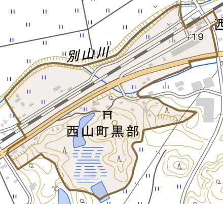 西山町黒部とその周辺の地図。町の範囲を重ねている