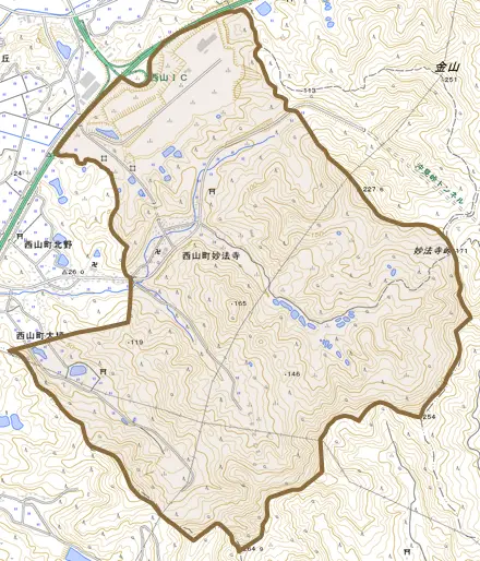 西山町妙法寺とその周辺の地図。町の範囲を重ねている