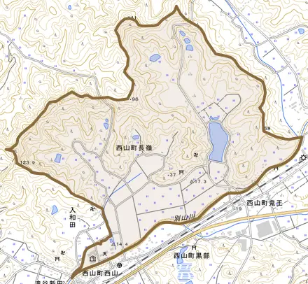 西山町長嶺とその周辺の地図。町の範囲を重ねている