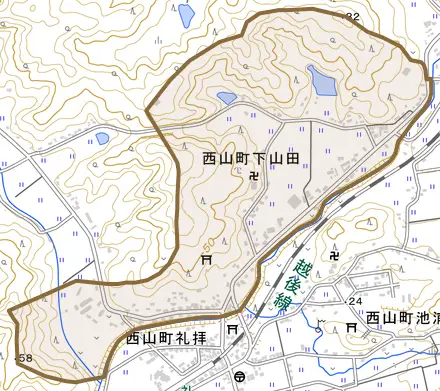 西山町下山田とその周辺の地図。町の範囲を重ねている