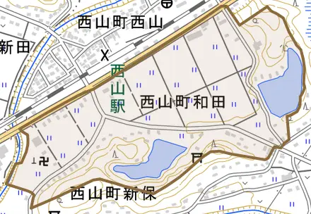 西山町和田とその周辺の地図。町の範囲を重ねている