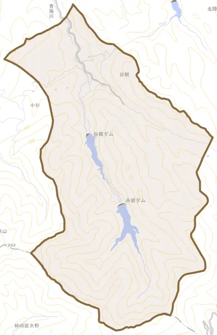 大字谷根とその周辺の地図。町の範囲を重ねている