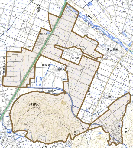 穴地とその周辺の地図。町の範囲を重ねている
