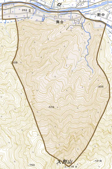 舞台とその周辺の地図。町の範囲を重ねている