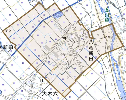八竜新田とその周辺の地図。町の範囲を重ねている