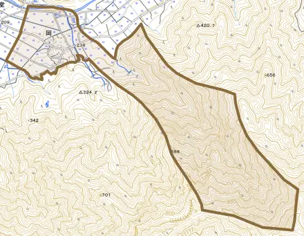 岡とその周辺の地図。町の範囲を重ねている