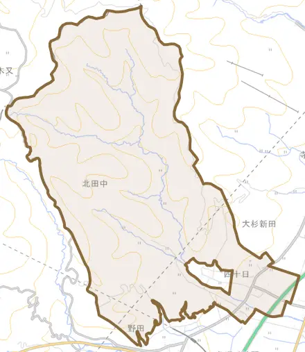 四十日とその周辺の地図。町の範囲を重ねている