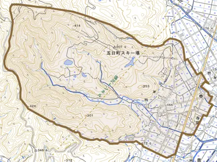 寺尾とその周辺の地図。町の範囲を重ねている
