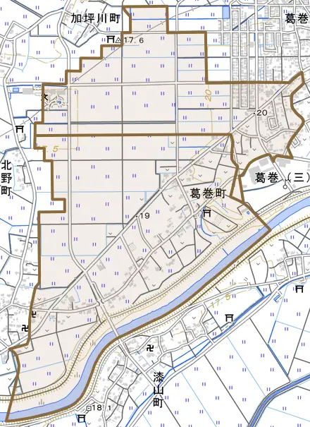 葛巻町とその周辺の地図。町の範囲を重ねている
