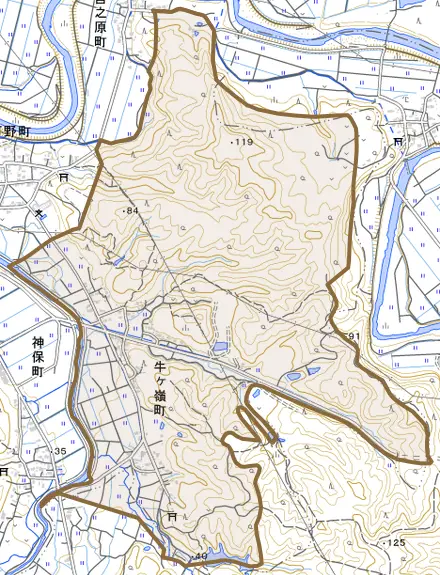 牛ケ嶺町とその周辺の地図。町の範囲を重ねている