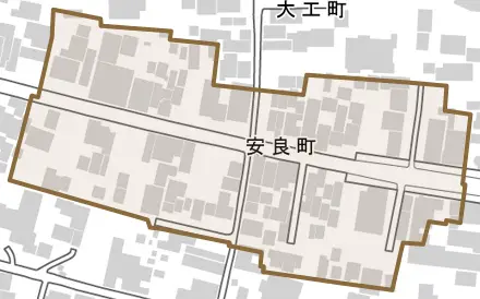 安良町とその周辺の地図。町の範囲を重ねている
